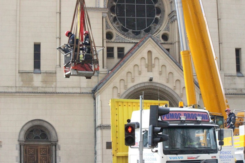 Strażacy zdjęli złamany krzyż z wieży kościoła przy...