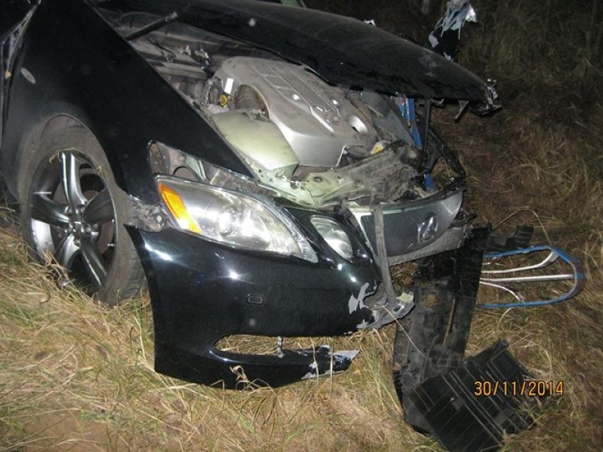 Wypadek pod Odolanowem. Lexus wypadł z drogi i skosił barierkę [ZDJĘCIA]