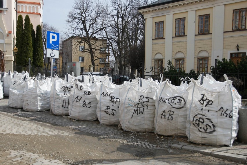 Zostaną ułożone wzdłuż ulicy. Te zakupione najwcześniej na...