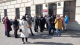 Oblężenie biura paszportowego w Głogowie. Wiele osób w kolejce po paszport