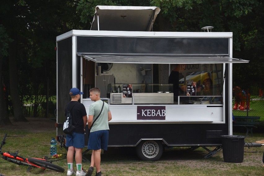 Klasyki street food i nie tylko. Zlot food trucków w Zaniemyślu przyciągnął miłośników ulicznego jedzenia [zdjęcia]