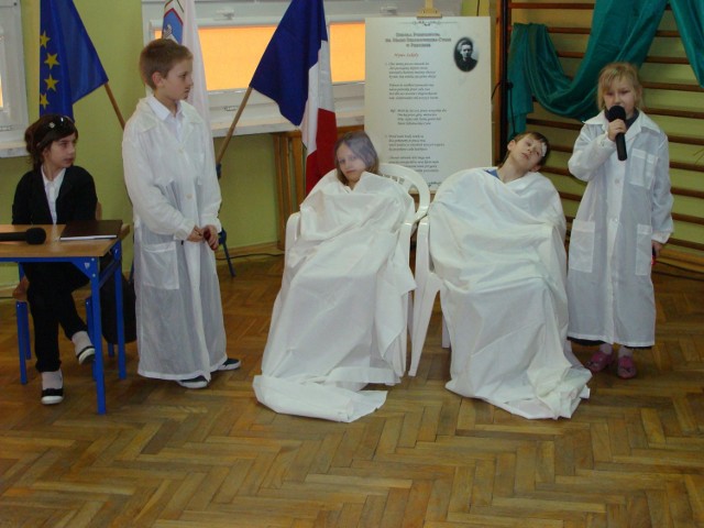 Konkurs rozpoczął się przedstawieniem w wykonaniu uczniów Szkoły Podstawowej im. Marii Skłodowskiej-Curie w Przyjmie