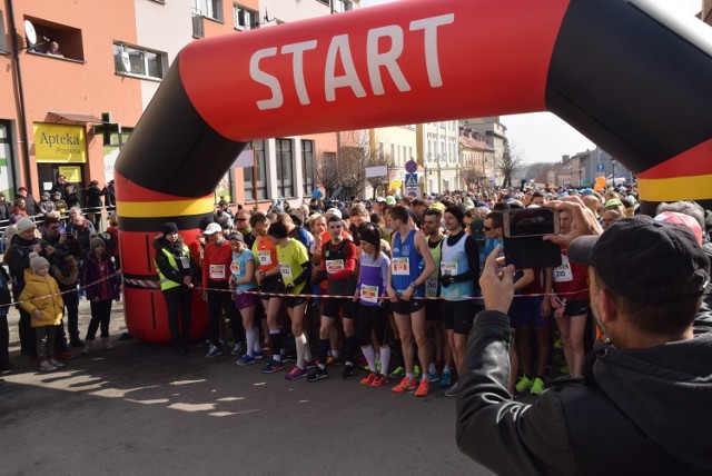 W poprzednich edycjach Panas Półmaratonu Ślężańskiego udział brało kilka tysięcy osób (na zdjęciu). 13. edycja nie cieszyła się aż tak dużym zainteresowaniem biegaczy