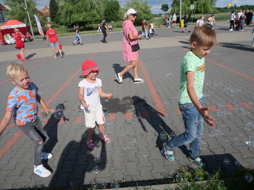 Powitanie lata w Skokach. Dmuchańce, bańki i kolory dla dzieci