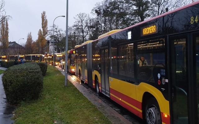 W pierwszej połowie listopada zamknięto jednokierunkowy fragment ulicy Robotniczej - przy pętli tramwajowej - prowadzący na Nowy Dwór. To spowodowało olbrzymie utrudnienia i korki, przez które dojazd z centrum na Nowy Dwór i Muchobór wydłużył się nawet do ponad 2 godzin. 

Teraz sytuacja nieco się poprawiła, ale i tak stoimy tam w większych niż zwykle korkach. Do kiedy tak będzie? Na razie nie znamy konkretnej daty dziennej, ale niewykluczone, że ten odcinek będzie już zamknięty na dłużej, do momentu aż zostanie tutaj zbudowany nowy wiadukt dla ruchu tramwajów i autobusów na Nowy Dwór.