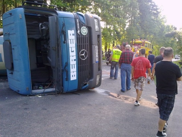 Wywrócona betoniarka zablkowała drogę Siedlęcin - Jeżów.
