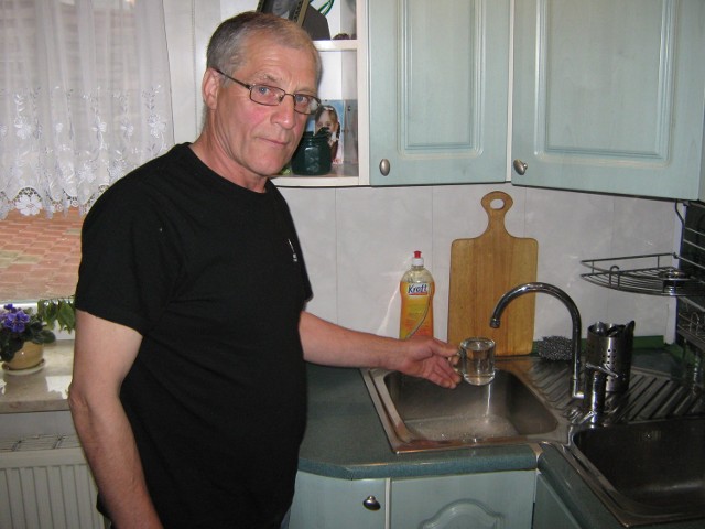 Czysta woda w domu Andrzeja Grzebinogi to rzadkość, ciecz ma kolor herbaty