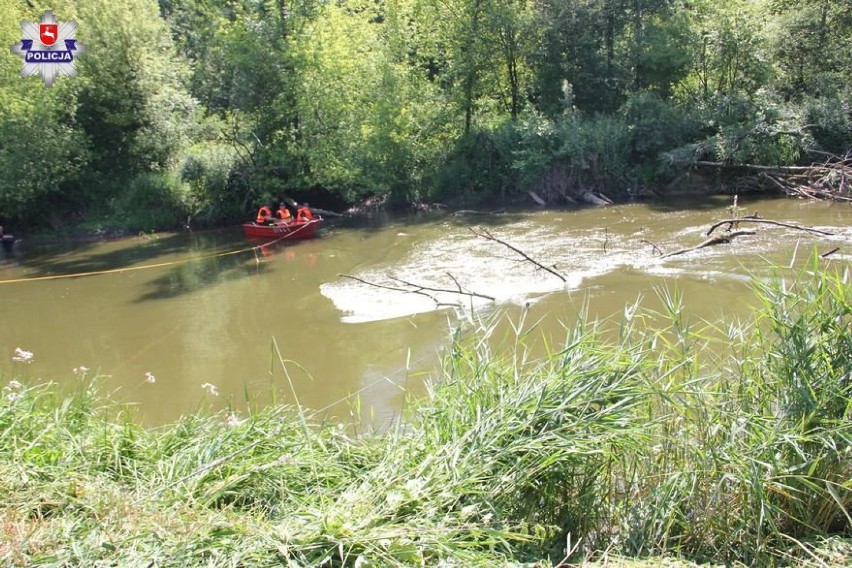 Powiat wieluński. Policja,strażacy z łodziami i specjalistyczna grupa wodno-nurkowa poszukiwali trzech kajakarzy