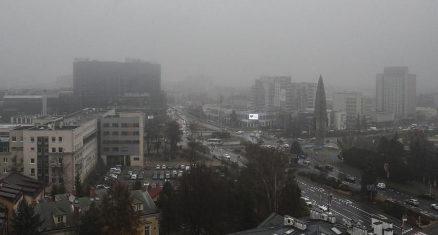Smog i gęsta mgła nad Rzeszowem. Kolejny dzień wskaźniki...
