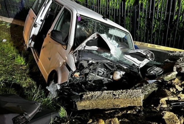 Wypadek wydarzył się po godz. 1 w nocy na drodze między Gromnikiem a Zakliczynem. Pomocy medycznej wymagały osoby podróżujące busem