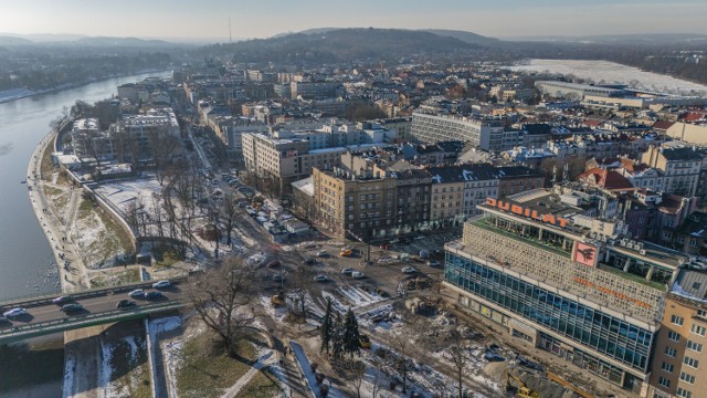 Koszt przebudowy Zwierzynieckiej i Kościuszki to 94 mln zł. Ulice od lat czekały na gruntowny remont, ale brakowało pieniędzy. Szczególnie torowiska były w opłakanym stanie i dochodziło tu często do wybrzuszeń szyn tramwajowych.