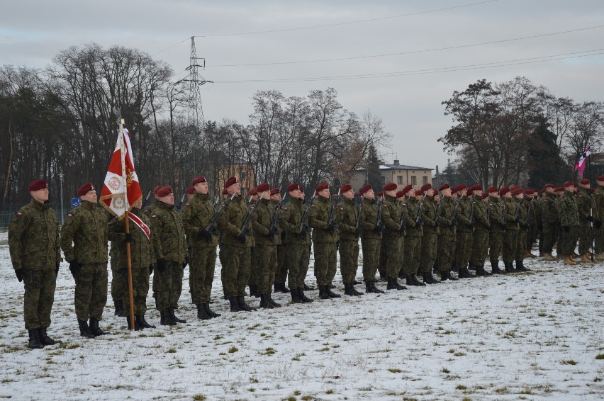 Powitanie żołnierzy 38. zmiany w Kosowie oraz spotkanie wigilijne służb mundurowych w Tomaszowie Maz. [ZDJĘCIA, FILM]