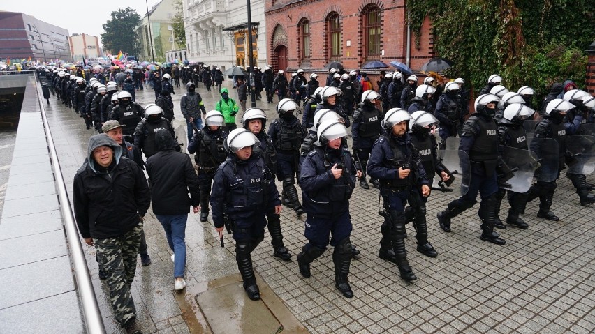 Wrocław. Było bardzo niebezpiecznie. Policja obezwładniła mężczyznę, który  z nożami szedł na marsz LGBT. I krzyczał Allah Akbar 