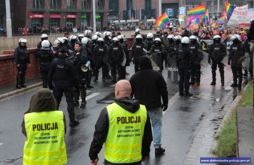 Wrocław. Było bardzo niebezpiecznie. Policja obezwładniła mężczyznę, który  z nożami szedł na marsz LGBT. I krzyczał Allah Akbar 