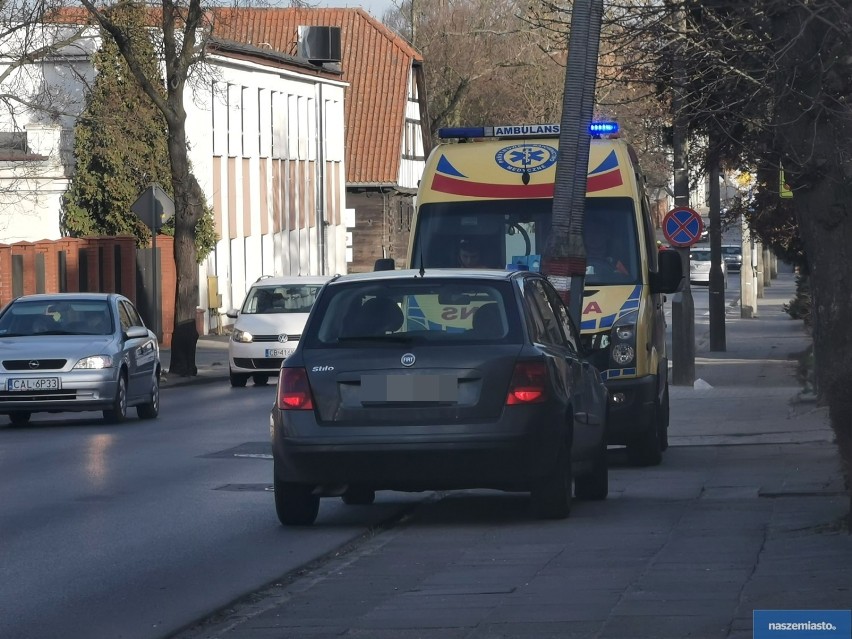 Wypadek na ulicy Wyszyńskiego we Włocławku. Potrącenie 83-letniej pieszej [zdjęcia]