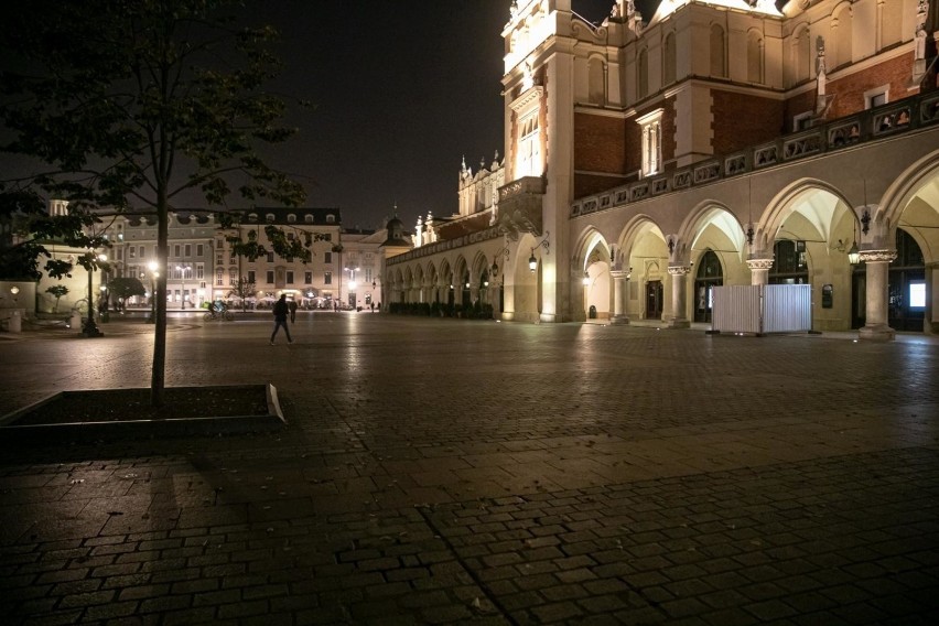 Kraków. Miasto wieczorem opustoszało z powodu pandemii [ZDJĘCIA]