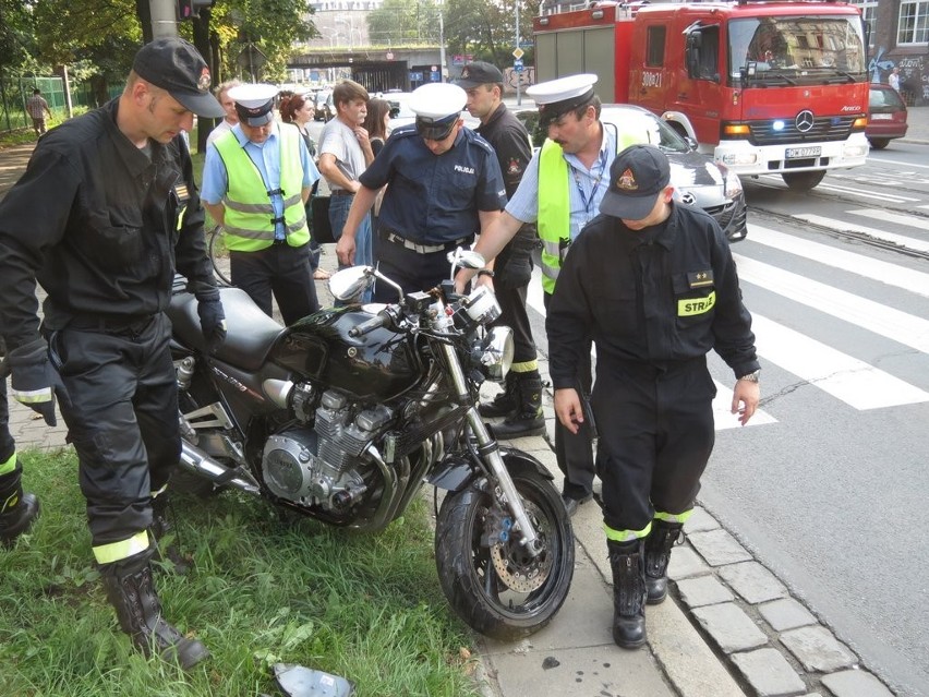 Motocyklistka ranna w wypadku na Trzebnickiej (ZDJĘCIA)