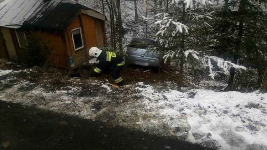 Grybów. Samochód zjechał do potoku z parkingu przy posesji.  Auto nie było odpowiednio zabezpieczone [ZDJĘCIA]