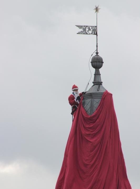 Mikołaj na wieży ratusza w Kargowej
