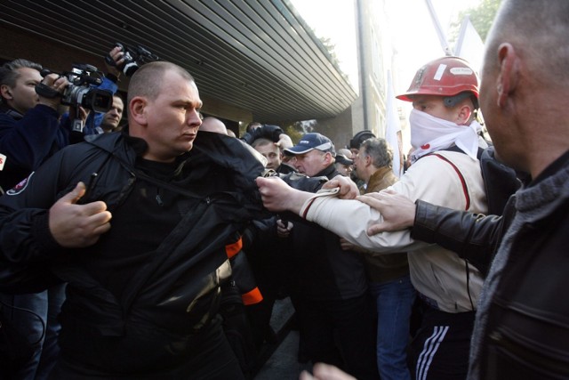 Bójka przed siedzibą zarządu KGHM, właśnie mija 9 lat.