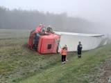 Wypadek na S3. Ciężarówka wypadła z drogi. Kierowcę z kabiny wyciągali strażacy. Zdjęcia