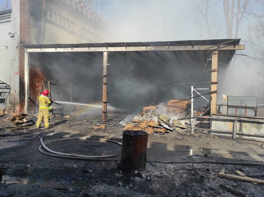 Pożar na terenie byłego Frotexu w Prudniku.