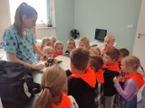 Światowy Dzień Zwierząt w Przedszkolu numer 1 w Jędrzejowie. Z tej okazji dzieci odwiedziły przychodnię weterynaryjną Hau-Miau