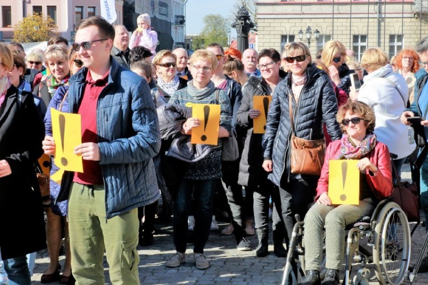 Wiec poparcia dla strajkujących nauczycieli odbył się na Placu Wolności .