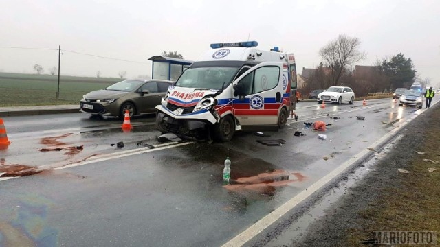 Wypadek w Pakosławicach. Zderzenie karetki pogotowia i busa. Cztery osoby ranne
