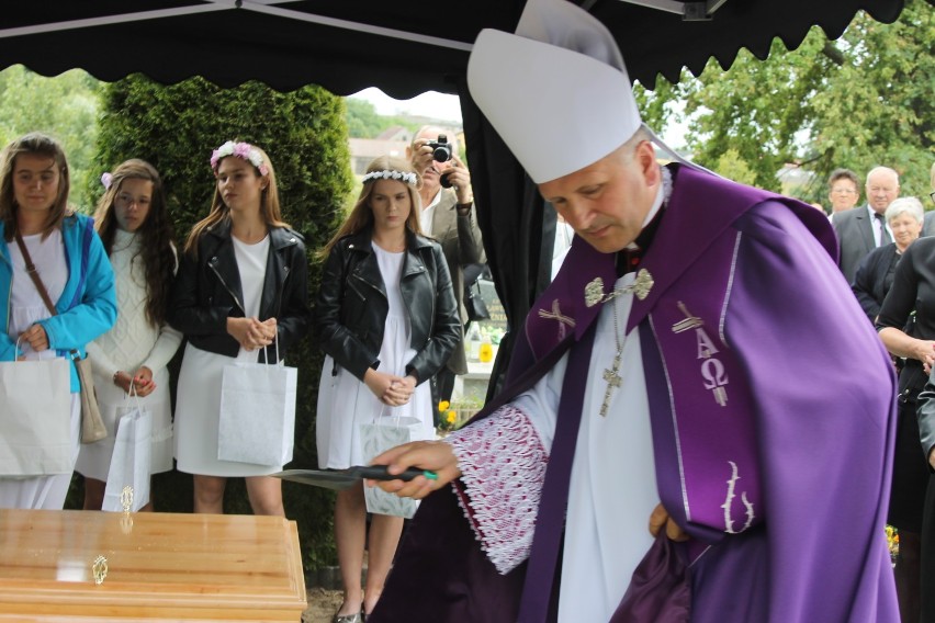 PARZYNÓW: Tłumy wiernych odprowadziło śp. księdza Dariusza Kowalka na miejsce wiecznego spoczynku [GALERIA CZ. II]