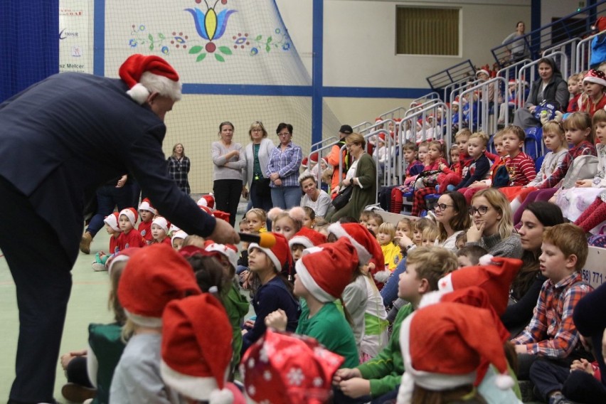 W MOSiR Rumia Mikołaj odwiedził przedszkolaków. Zamiast reniferów były... lamy [ZDJĘCIA]