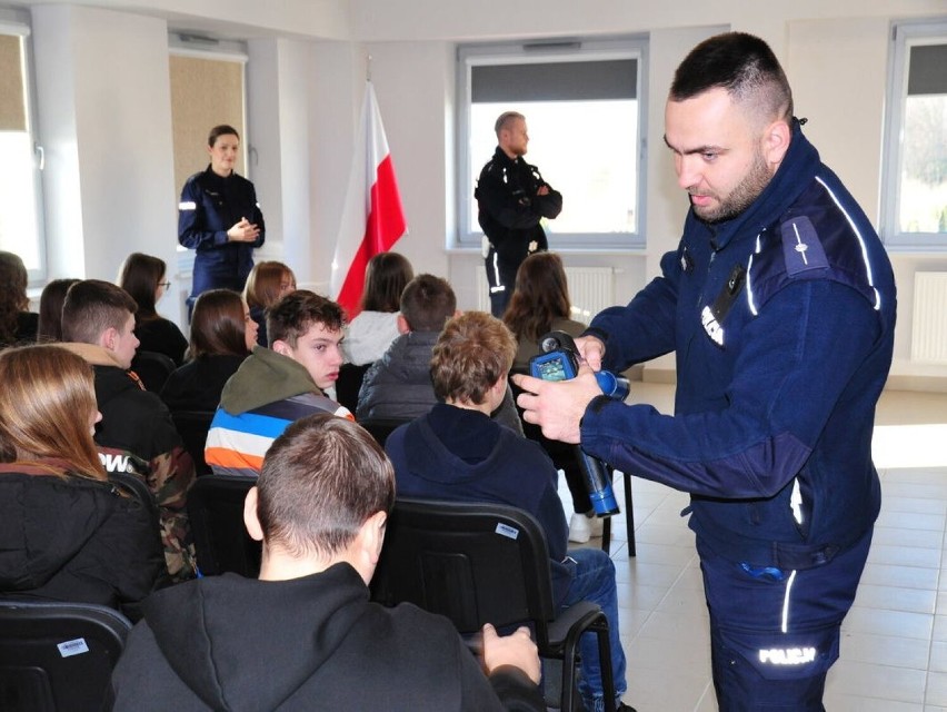 Ósmoklasiści z SP w Dębowcu na zajęciach w jasielskiej komendzie policji