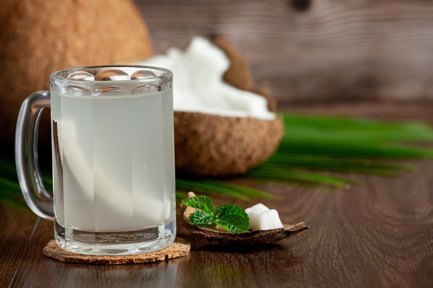 Woda kokosowa to napój, który cieszy się dużą popularnością...
