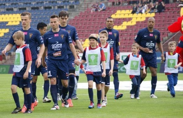 Na stadionach Ekstraklasy w 26. kolejce promowano akcję "Policzmy się z rakiem"