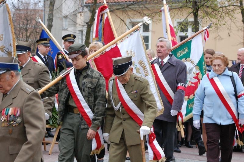 Kwidzyn: Przemarsz ulicami miasta i wspólne śpiewanie pieśni patriotycznych z okazji Święta 3 Maja