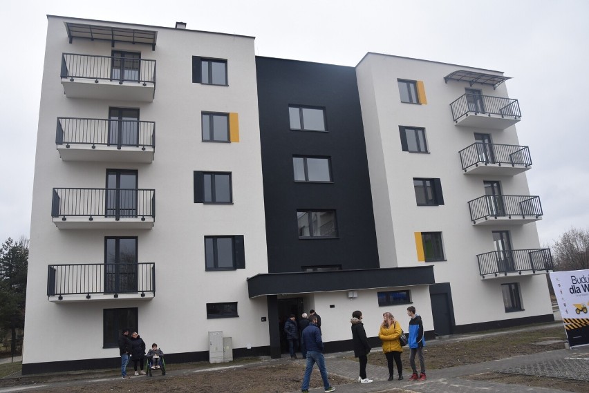 Pierwsi lokatorzy mieszkań komunalnych przy ulicy Traugutta w Sosnowcu otrzymali klucze. W planach rozbudowa osiedla o kolejne osiem bloków