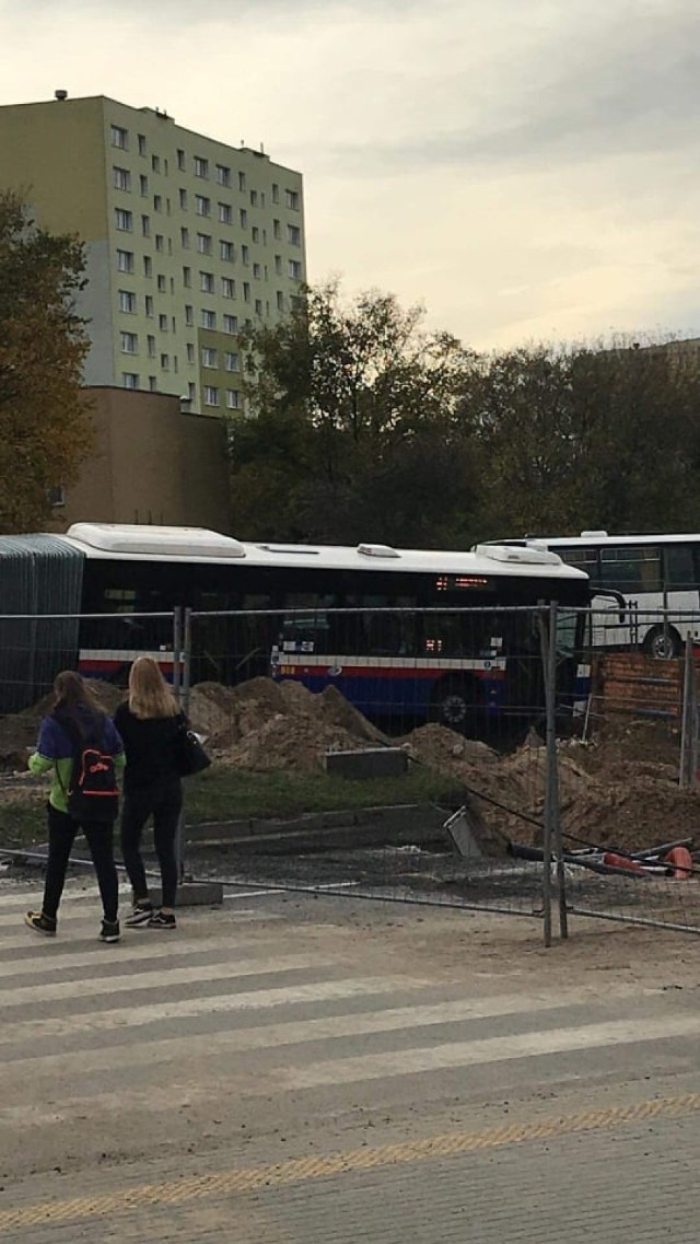 W sobotę (19 października) po godzinie 13 doszło do niecodziennego wypadku. Autobus linii numer 61, jadący w kierunku ulicy Kujawskiej, wypadł z drogi. Pojazd zjechał do dziury, która powstała w wyniku prowadzonego remontu ronda Kujawskiego. Nadal są spore utrudnienia w ruchu, a autobusy są kierowane objazdem przez Trasę Uniwersytecką i Jana Pawła II





- Autobus linii nr 61 wjechał w roboty budowlane. Wszyscy pasażerowie wyszli z autobusu o własnych siłach, nikt nie odniósł obrażeń. My, strażacy, stabilizujemy pojazd autobusowy, żeby się nie osunął  – powiedział nam oficer ze stanowiska dowodzenia KM PSP w Bydgoszcz.

Na miejscu trwała resuscytacja kierowcy autobusu.Jak się dowiedzieliśmy, mężczyźnie udało się przywrócić czynności krążeniowo-oddechowe. - Kierowca został przewieziony do szpitala - potwierdza oficer ze stanowiska dowodzenia KM PSP w Bydgoszczy.

Strażacy i służby MZK czekają na przyjazd odpowiedniego sprzętu, w tym holownika, który wydobędzie autobus.

Jak wynika ze wstępnych ustaleń policji kierowca autobusu linii nr 61, zaraz po tym, jak zabrał z przystanku pasażerów, zasłabł.