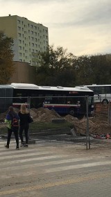 W Bydgoszczy autobus wpadł do dziury przy remontowanym rondzie [zdjęcia] 