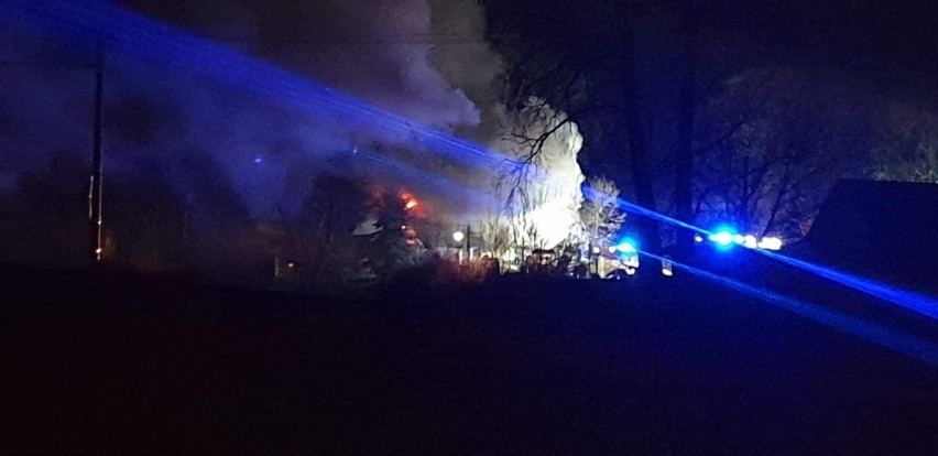 Duży pożar domu w powiecie włocławskim. Strażacy walczą z ogniem [zdjęcia]