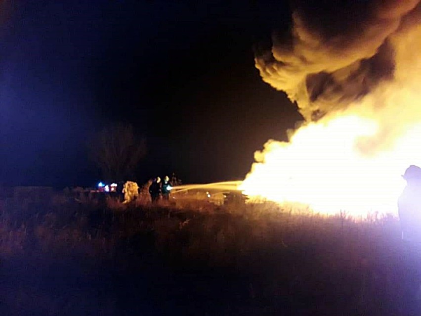 Gmina Stara Dąbrowa. Wielki pożar na składowisku odpadów. 30 strażaków w akcji [ZDJĘCIA, WIDEO]