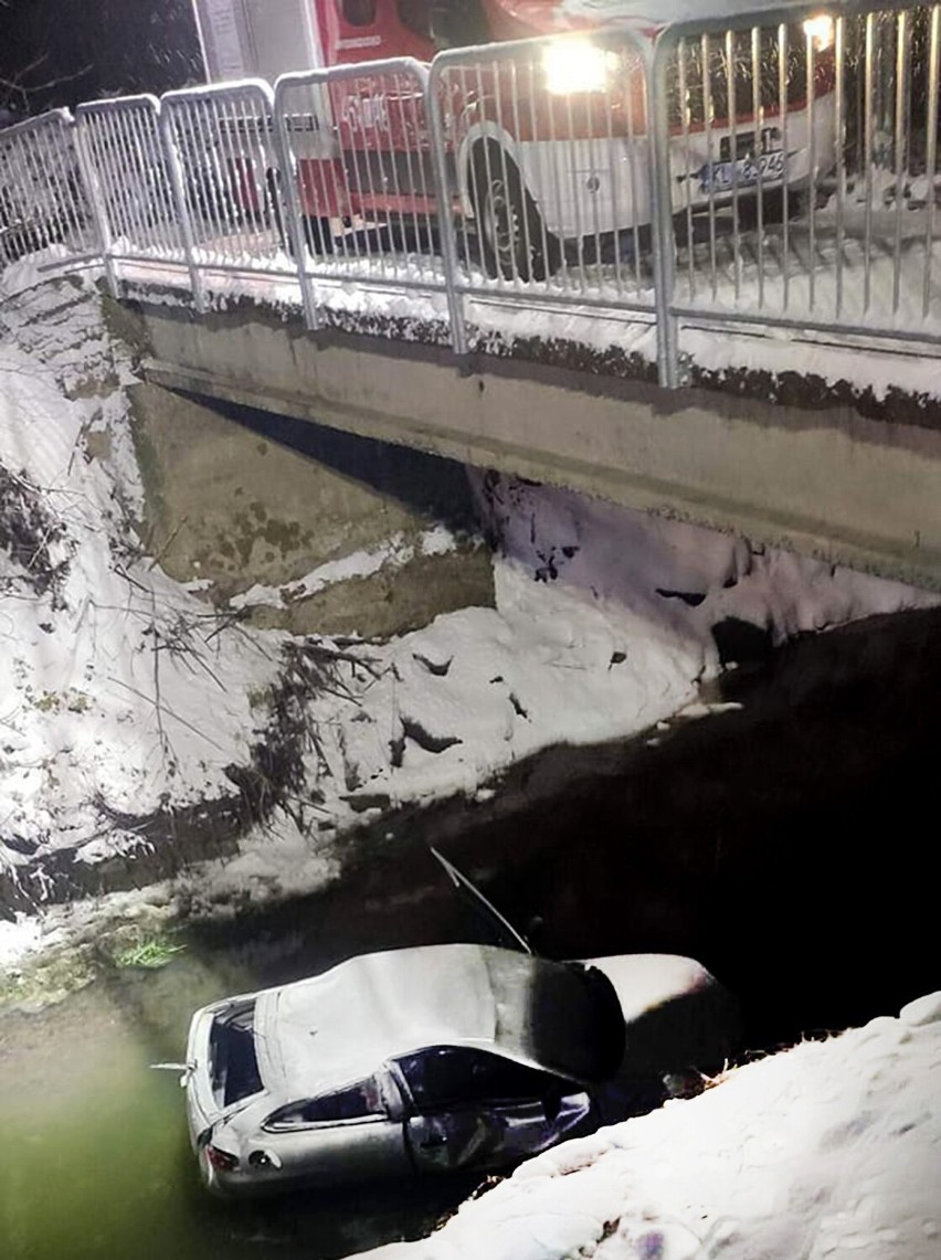 Samochód osobowy wpadł do Stradomki nieopodal opactwa cystersów w Szczyrzycu