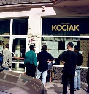 Sensacja sierpnia 2001 r. - wymiana ekip ochroniarzy i zamków, policja, zamknięty lokal...  Fot. Archiwum