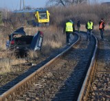 Śmierć na torach kolejowych w Malborku. Audi wpadło pod pociąg [ZDJĘCIA, FILM]