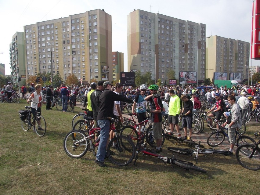 Zbiórka rowerzystów przy sklepie Kaufland w Suwałkach na...