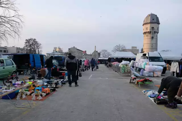 Targowisko przy ul. Lotników w Żarach doczeka się remontu. Handlarze i kupujący narzekają tutaj przede wszystkim  na nawierzchnię