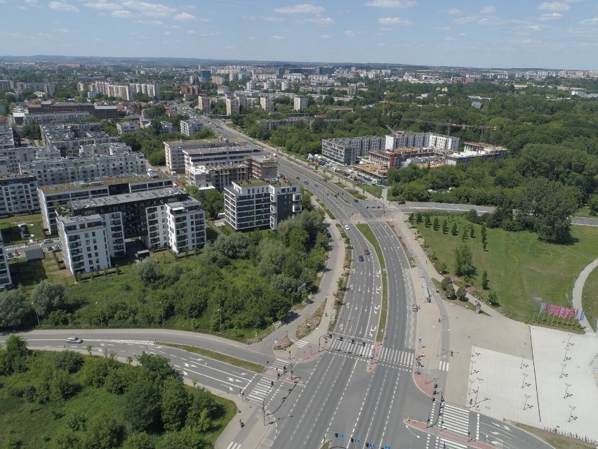 Kraków. Postępuje zabudowa przy ulicy Lema. Zieleń zastępują rozrastające się osiedla [ZDJĘCIA]