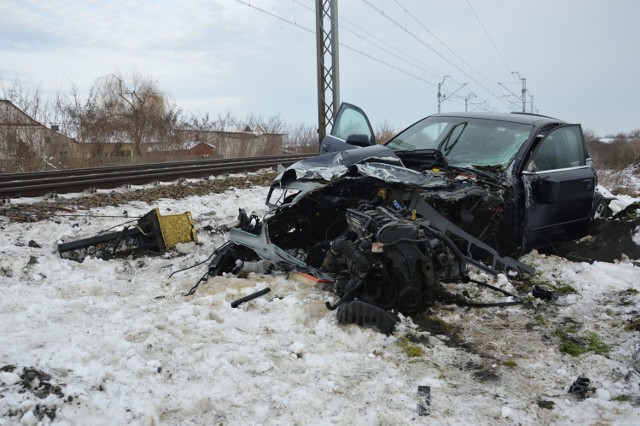 Wypadek na przejeździe kolejowym w Longinówce pod Piotrkowem. Pociąg uderzył w samochód - 21.12.2022