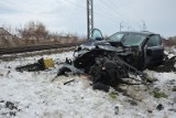 Wypadek na przejeździe kolejowym w Longinówce pod Piotrkowem. Pociąg uderzył w samochód - 21.12.2022 - ZDJĘCIA