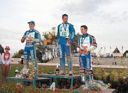 Na podium od lewej stoją: Krzysztof Kasprzak, Magnus Setterstrom i Rafał Szombierski.  MARCIN KASPRZYK