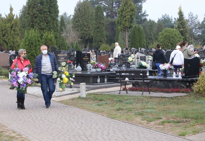 Wszystkich Świętych w Radomiu. Mieszkańcy porządkują groby bliskich na cmentarzach. Zobacz zdjęcia
